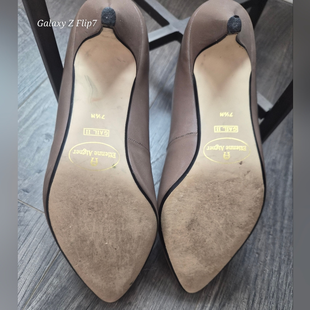 ​Etienne Aigner "Gail II" Taupe Leather Kitten Heel Pumps 7.5 - Picture 2 of 9